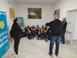 Las escuelas visitan la muestra de pinturas en el Centro Cultural