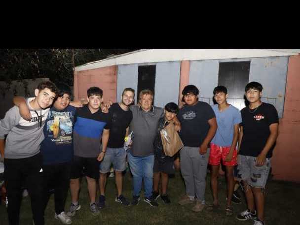 Entrega de medallas a los chicos de la escuelita municipal de fútbol