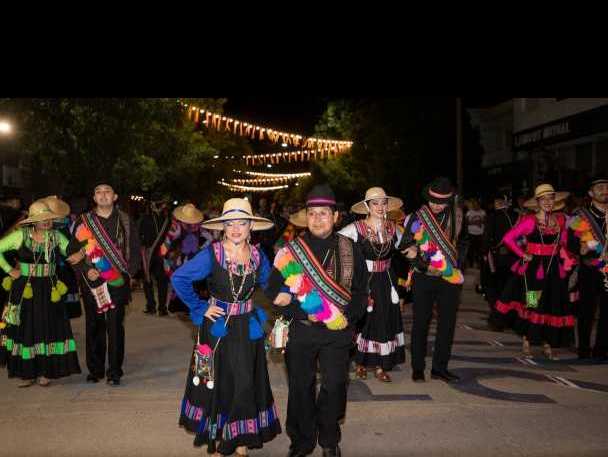 Carnavalito Chileno en la Peatonal de Monte ;Maíz