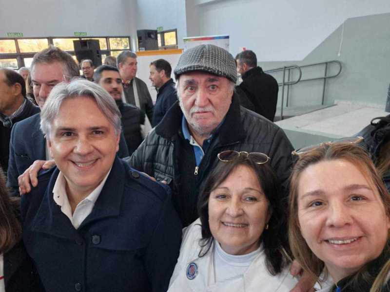 Entrega de Notebooks a alumnos de Monte Maíz