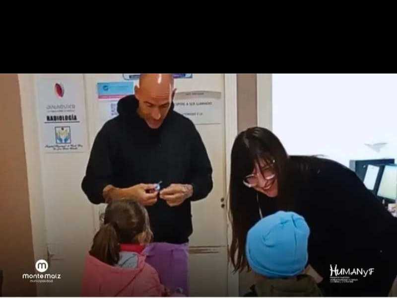 El Huellitas repartió escarapelas en el pueblo