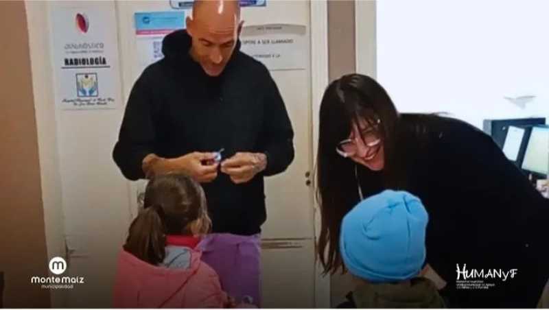 El Huellitas repartió escarapelas en el pueblo